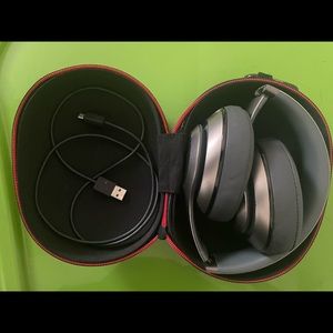 Beats by Dr. Dre Beats Solo 2 Wireless Headphones